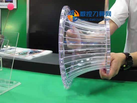 點擊打開原圖 放電精密加工研究所開發出彎曲孔加工技術